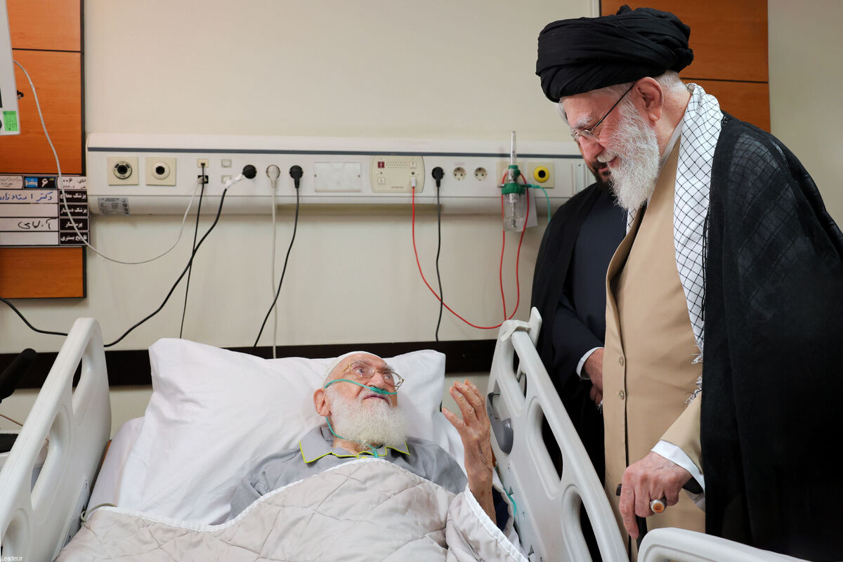 رهبر انقلاب از حضرت آیت‌الله نوری همدانی عیادت کردند