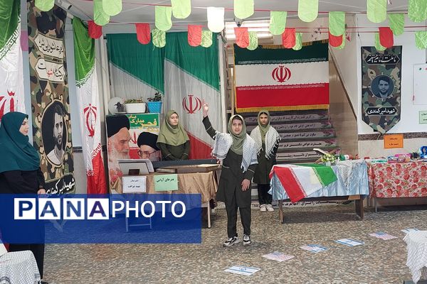 افتتاحیه نمایشگاه «مدرسه انقلاب» در مدرسه شهید شرافت بهارستان‌دو