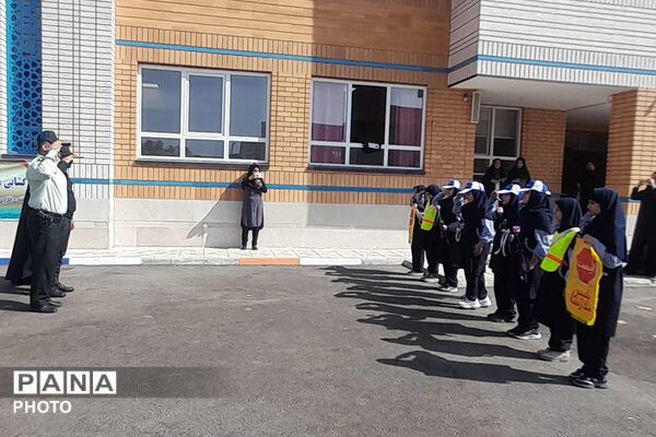میزبانی دختران مدرسه محدثه شاهد از سرگرد چگینی فرمانده نیروی انتظامی ورامین و همراهانشان