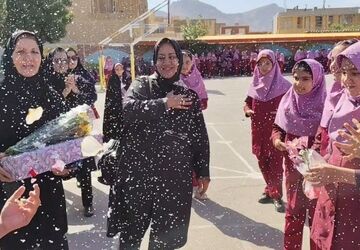 تقدیر از بازنشستگان دبستان دخترانه حکیم نصرالله شهرضا