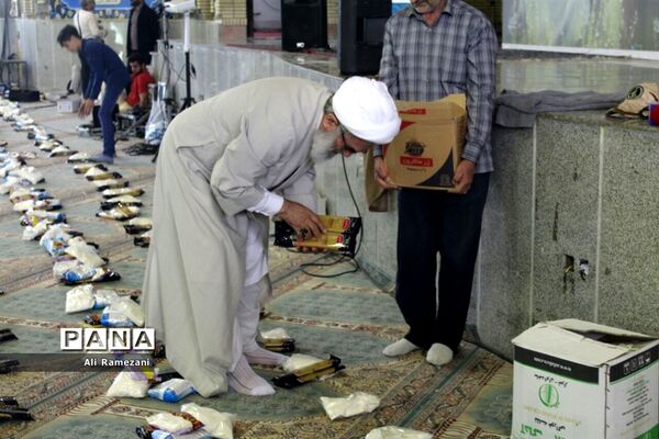 آماده‌سازی بسته‌های معیشتی کمک مومنانه در حسینیه عاشقان ثارالله قائمشهر