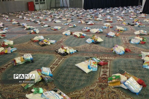 آماده‌سازی بسته‌های معیشتی کمک مومنانه در حسینیه عاشقان ثارالله قائمشهر