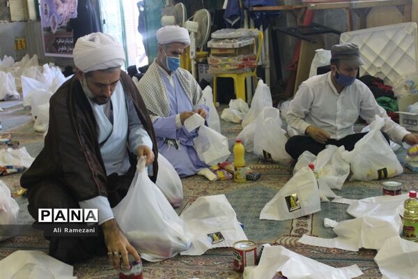آماده‌سازی بسته‌های معیشتی کمک مومنانه در حسینیه عاشقان ثارالله قائمشهر