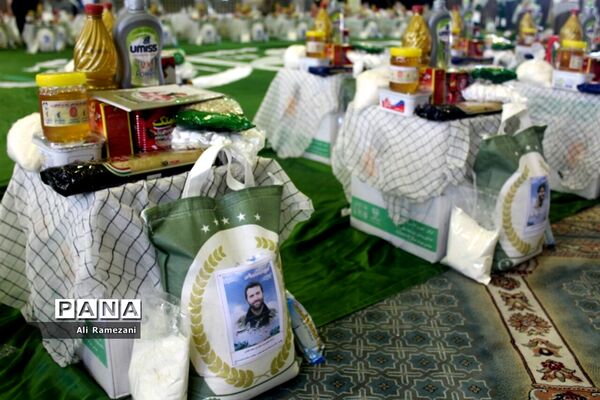 آماده‌سازی بسته‌های معیشتی کمک مومنانه در حسینیه عاشقان ثارالله قائمشهر