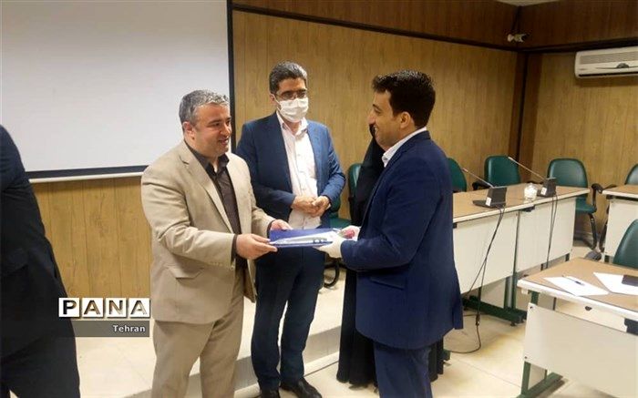 آیین تجلیل از معلمان نمونه