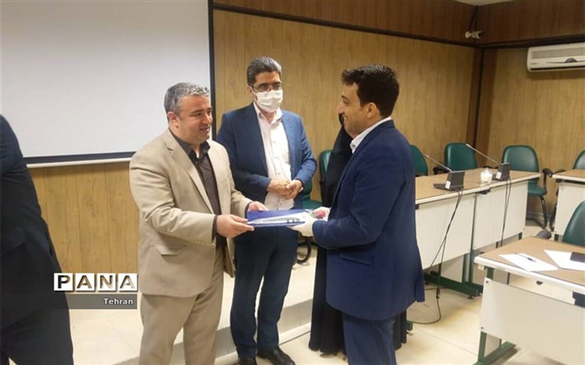 آیین تجلیل از معلمان نمونه