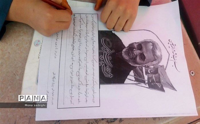 رونمایی از کتاب دلنوشته‌های دانش‌آموزان برای سردار سلیمانی