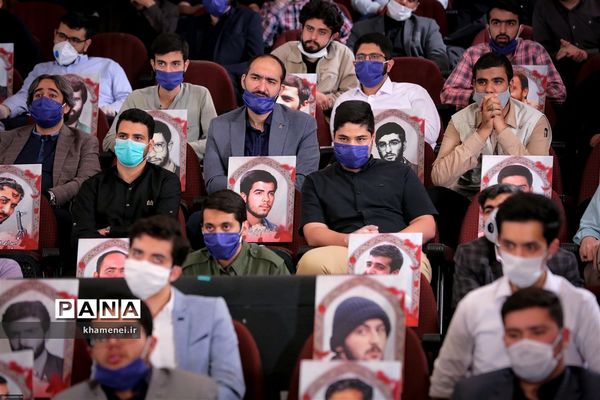 ارتباط تصویری مقام معظم رهبری با نمایندگان تشکل‌های دانشجویی