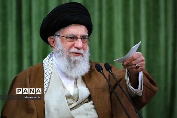 ارتباط تصویری مقام معظم رهبری با نمایندگان تشکل‌های دانشجویی