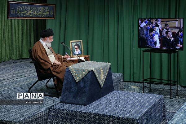 ارتباط تصویری مقام معظم رهبری با نمایندگان تشکل‌های دانشجویی