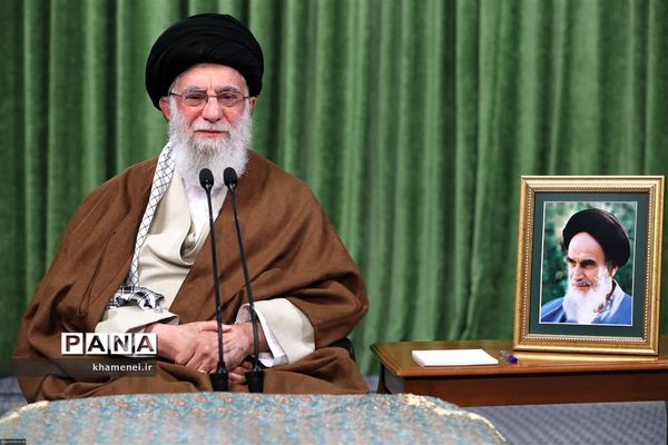 ارتباط تصویری مقام معظم رهبری با نمایندگان تشکل‌های دانشجویی