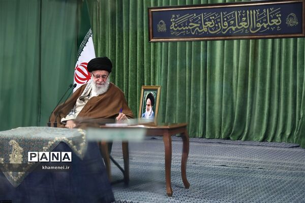 ارتباط تصویری مقام معظم رهبری با نمایندگان تشکل‌های دانشجویی