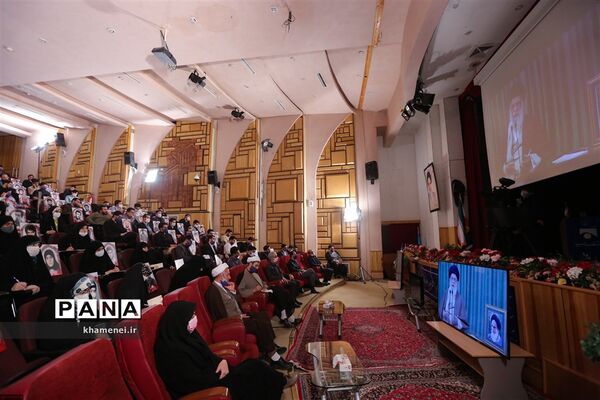ارتباط تصویری مقام معظم رهبری با نمایندگان تشکل‌های دانشجویی