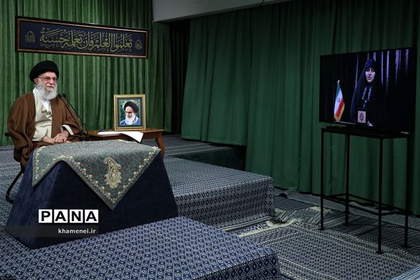 ارتباط تصویری مقام معظم رهبری با نمایندگان تشکل‌های دانشجویی