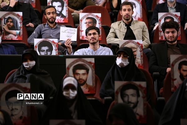 ارتباط تصویری مقام معظم رهبری با نمایندگان تشکل‌های دانشجویی