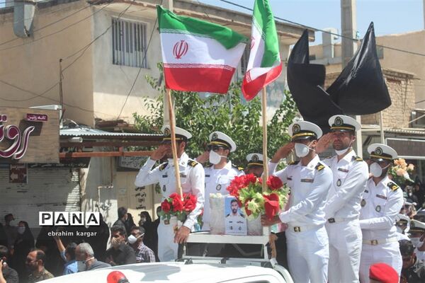 تشییع ناوبان یکم شهید اسماعیل پور خسرو از شهدای ناو کُنارک در شهرستان داراب -2
