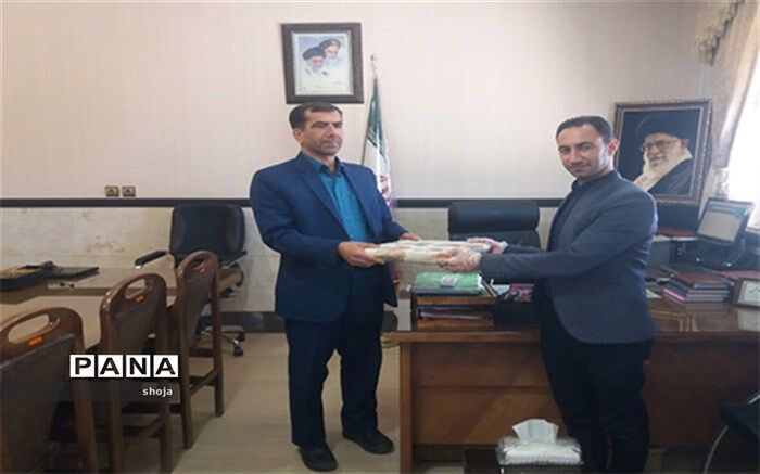 تجلیل مدیرآموزش و پرورش ازمسئول روابط عمومی آموزش و پرورش فلاورجان