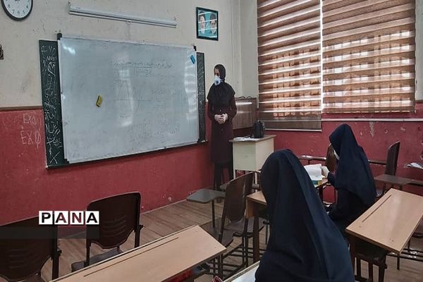 حضور داوطلبانه دانش‌آموزان منطقه 13 در کلاس درس