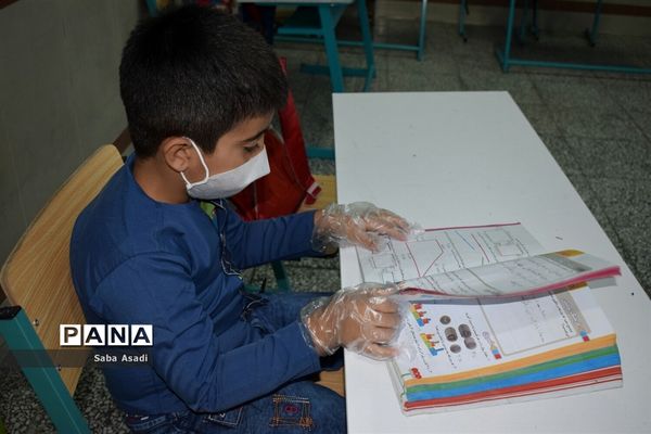 حضور دانش‌آموزان و معلمان در مدارس در روزهای کرونایی گله‌دار