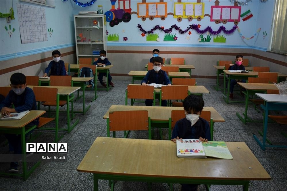 حضور دانش‌آموزان و معلمان در مدارس در روزهای کرونایی گله‌دار