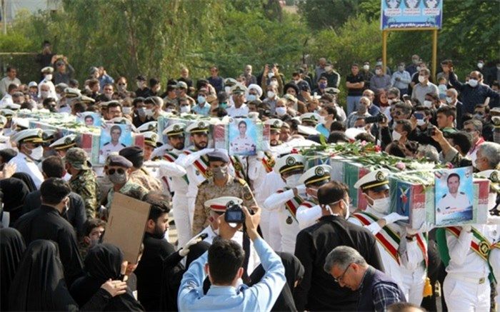 پیکر پاک ۵ شهید حادثه شناور کنارک نیروی دریایی ارتش در بوشهر تشییع شد