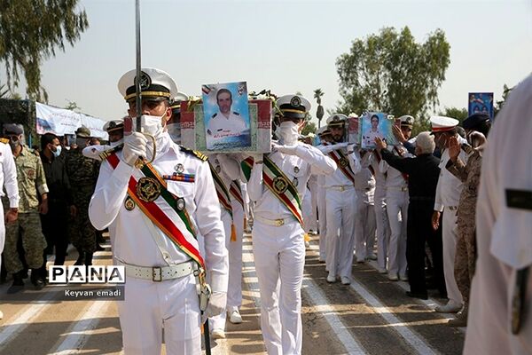 تشییع پیکر پاک ۵ شهید حادثه شناور کنارک نیروی دریایی ارتش در بوشهر