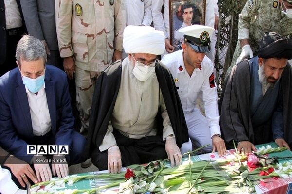تشییع پیکر پاک ۵ شهید حادثه شناور کنارک نیروی دریایی ارتش در بوشهر