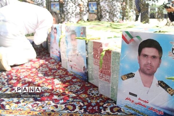 تشییع پیکر پاک ۵ شهید حادثه شناور کنارک نیروی دریایی ارتش در بوشهر