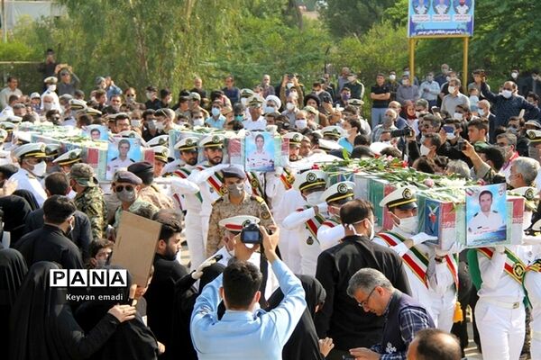 تشییع پیکر پاک ۵ شهید حادثه شناور کنارک نیروی دریایی ارتش در بوشهر