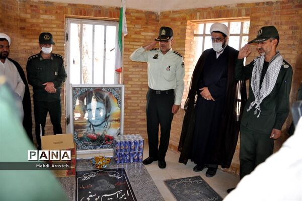 غبارروبی وعطر افشانی  مزار شهدای شهرستان خوسف به مناسبت سوم خردادماه