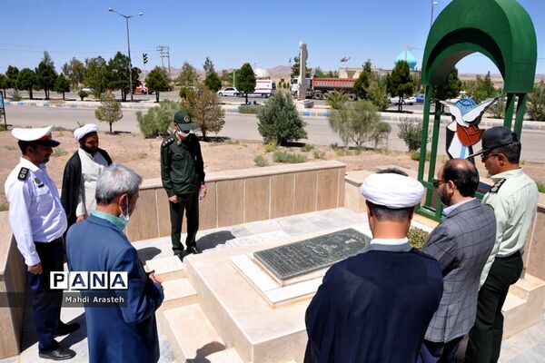 غبارروبی وعطر افشانی  مزار شهدای شهرستان خوسف به مناسبت سوم خردادماه