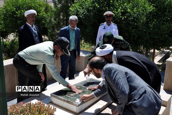 غبارروبی وعطر افشانی  مزار شهدای شهرستان خوسف به مناسبت سوم خردادماه