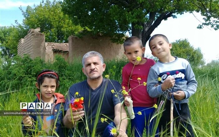 عشق شاگرد و معلمی در اسفرورین؛ یک شاخه گل هدیه روزانه دانش آموزان به معلم