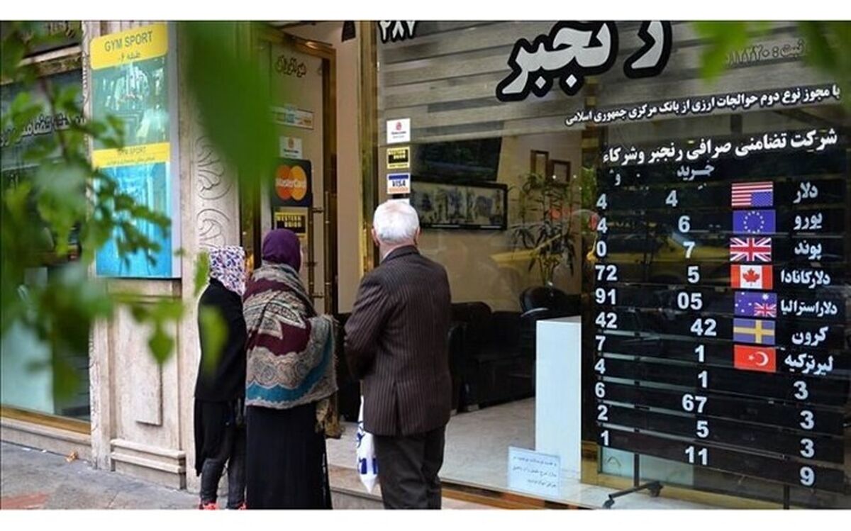 دلار یک پله عقب نشست