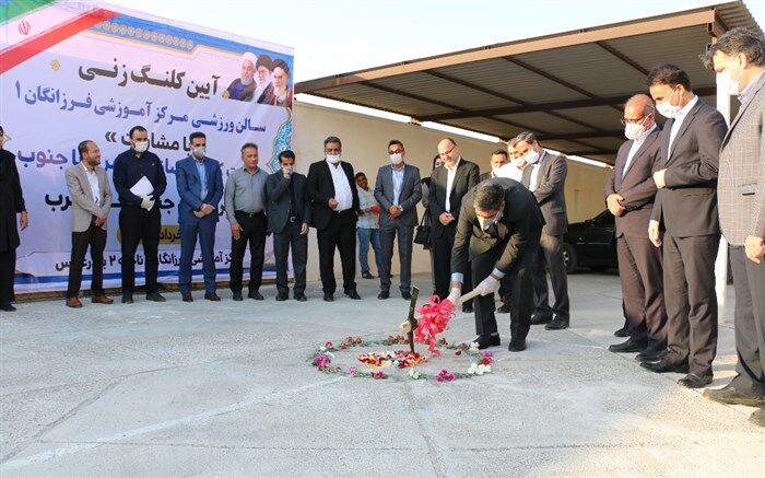 کلنگ احداث سالن ورزشی با مشارکت خیر نیکو کار به زمین زده شد