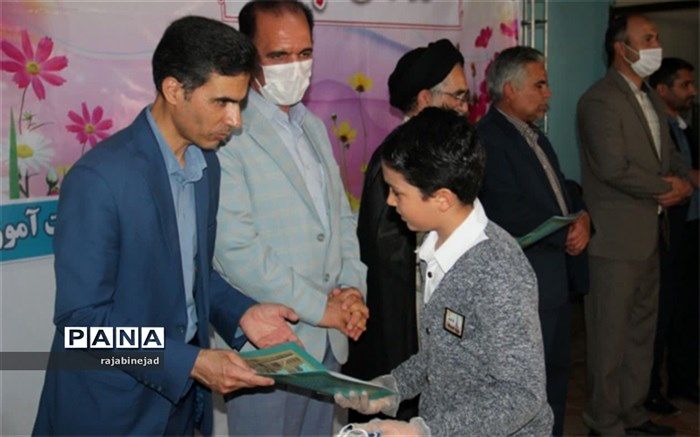 تجلیل از برگزیدگان برنامه هاو مسابقات هفته معلم ابرکوه برگزار شد