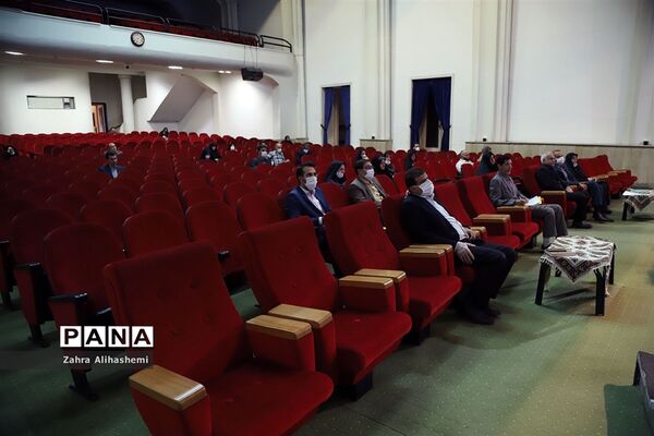 جلسه توجیهی کارشناس مسئولان مناطق و ناظرین طرح نظارت بر ثبت نام و شهریه مدارس غیردولتی شهر تهران