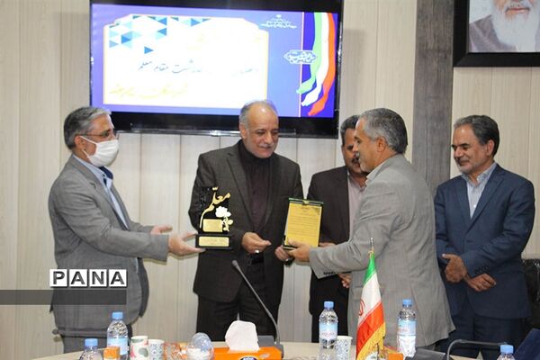 تجلیل از عوامل اجرایی ستاد بزرگداشت مقام معلم اداره آموزش و پرورش شهرستان بیرجند