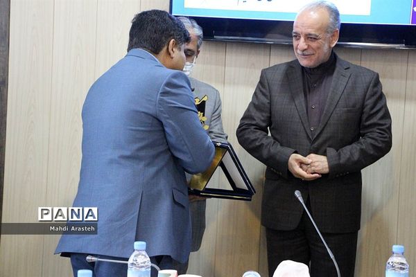 تجلیل از عوامل اجرایی ستاد بزرگداشت مقام معلم اداره آموزش و پرورش شهرستان بیرجند