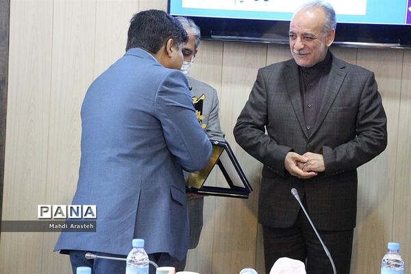تجلیل از عوامل اجرایی ستاد بزرگداشت مقام معلم اداره آموزش و پرورش شهرستان بیرجند