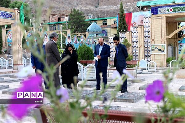 حضور مشاورمعاون پرورشی وزارت آموزش وپرورش در گلزاری شهدای کرمان