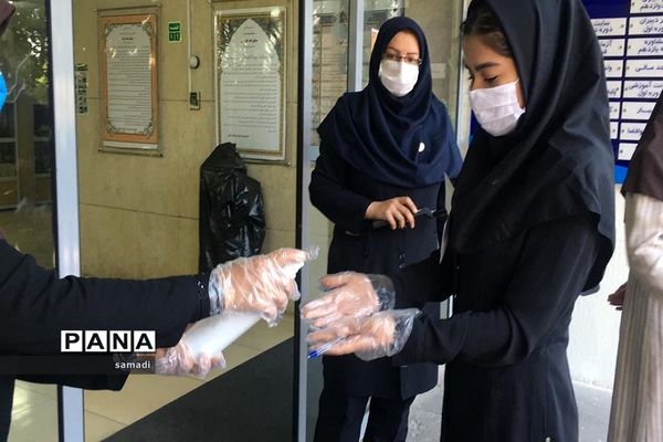 حضور پرشور دانش‌آموزان پایه دوازدهم منطقه 13 در حوزه‌های امتحانی