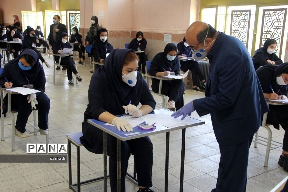 حضور پرشور دانش‌آموزان پایه دوازدهم منطقه 13 در حوزه‌های امتحانی