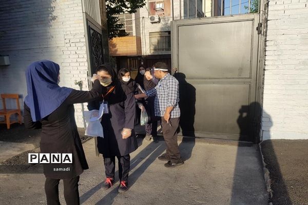 حضور پرشور دانش‌آموزان پایه دوازدهم منطقه 13 در حوزه‌های امتحانی