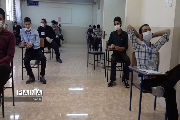 حضور پرشور دانش‌آموزان پایه دوازدهم منطقه 13 در حوزه‌های امتحانی