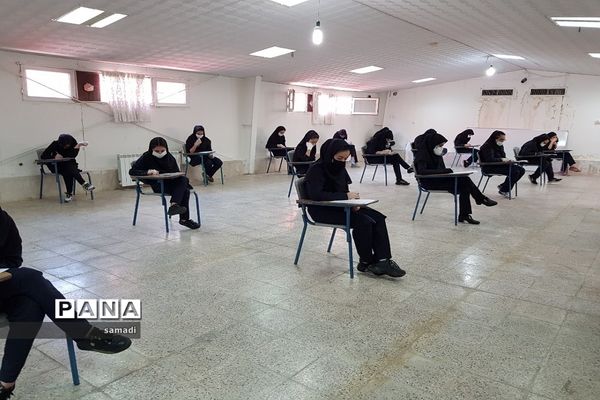 حضور پرشور دانش‌آموزان پایه دوازدهم منطقه 13 در حوزه‌های امتحانی