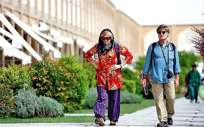 توریست خارجی در خیابان‌های تهران