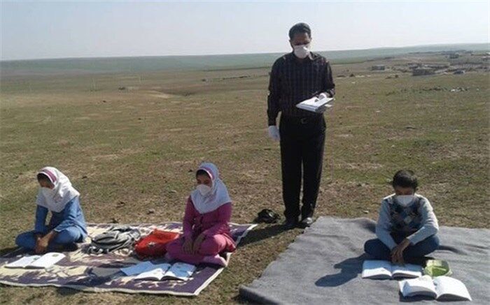 انسانیت یک معلم در فقدان تکنولوژی: آموزش به ۸ دانش‌آموز عشایر با رعایت فاصله اجتماعی