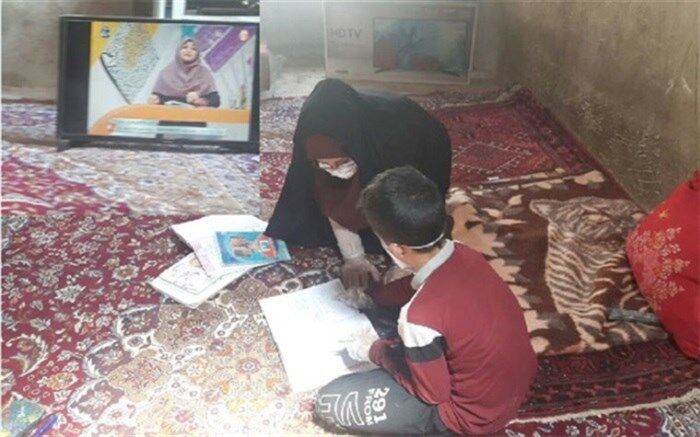 خریداری تلویزیون از سوی معلم اهری برای جانماندن دانش‌آموزش از آموزش‌های تلویزیونی