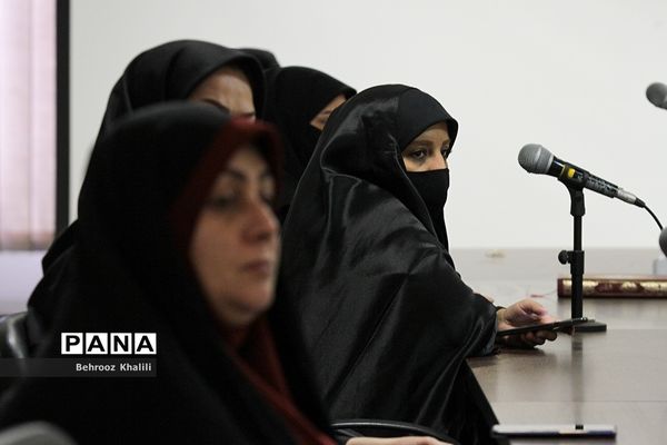 نشست صمیمی قائم مقام سازمان دانش آموزی با کارکنان سازمان